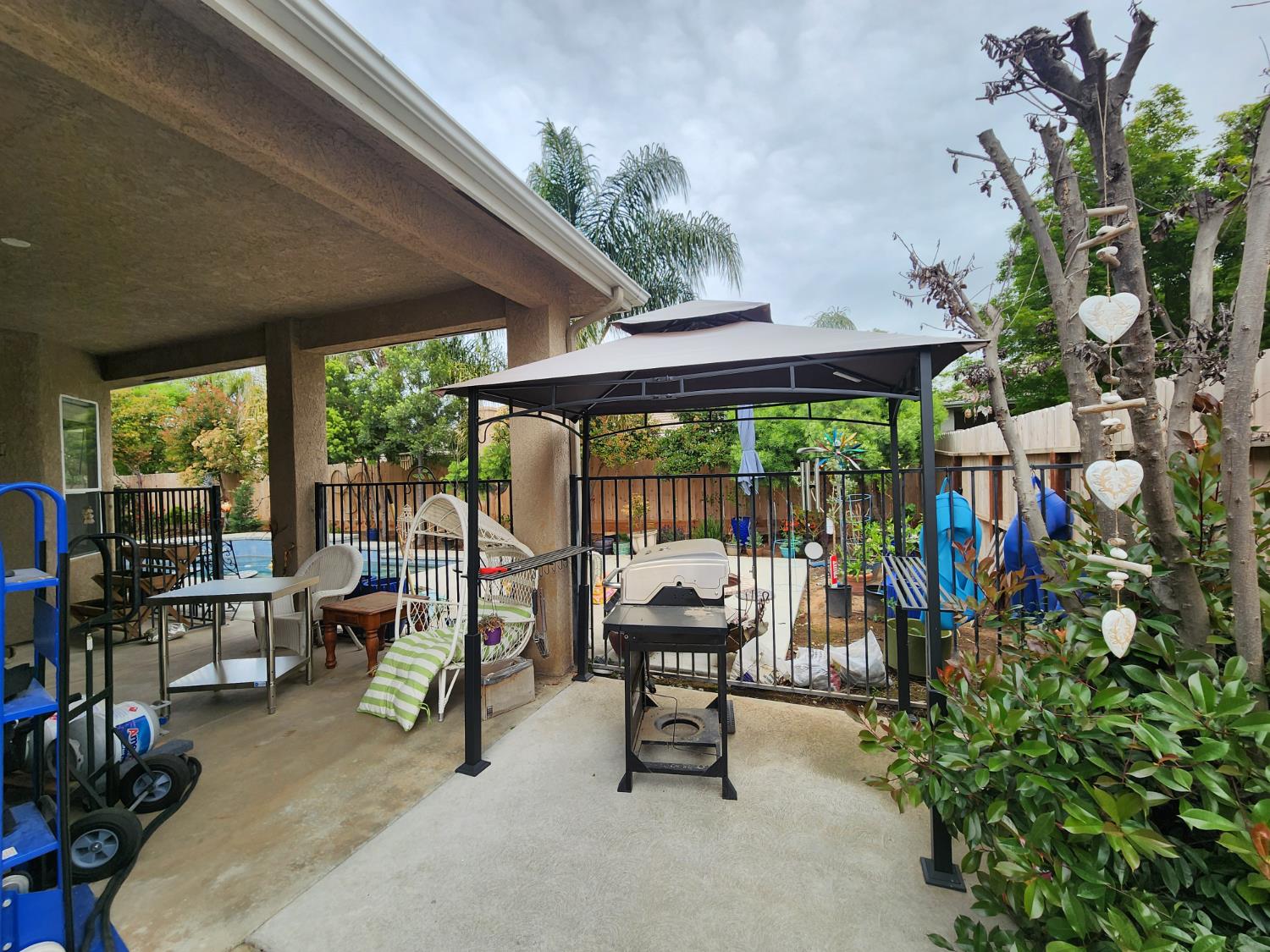 563 W Omaha Ave, Clovis, CA 93619