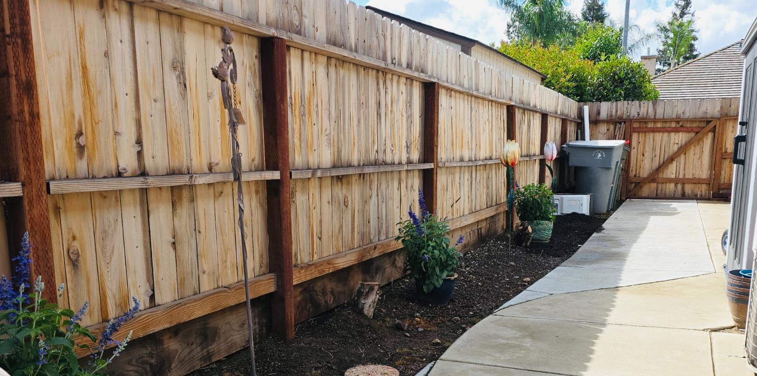 563 W Omaha Ave, Clovis, CA 93619