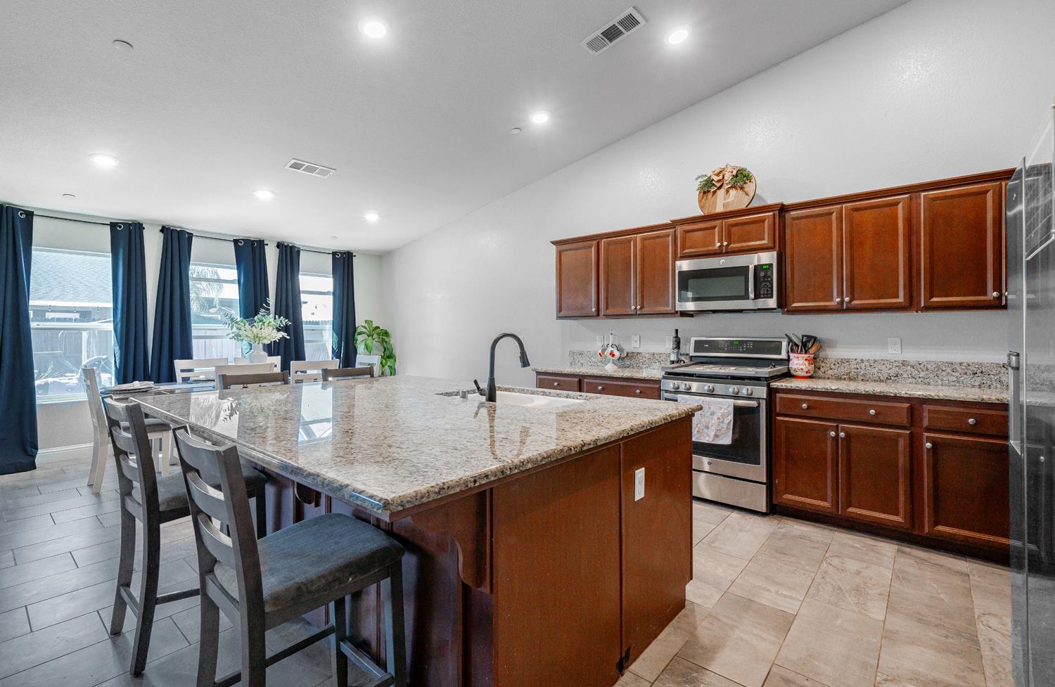 3133 4th St, Sanger, CA 93657