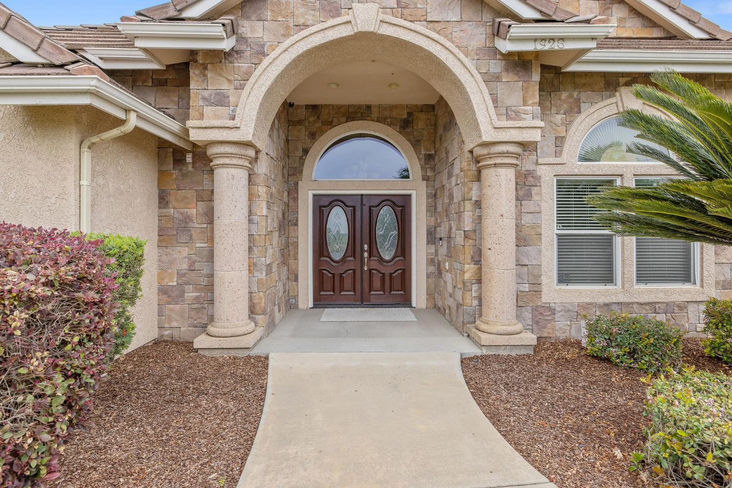 1928 S Shirk Rd, Visalia, CA 93277