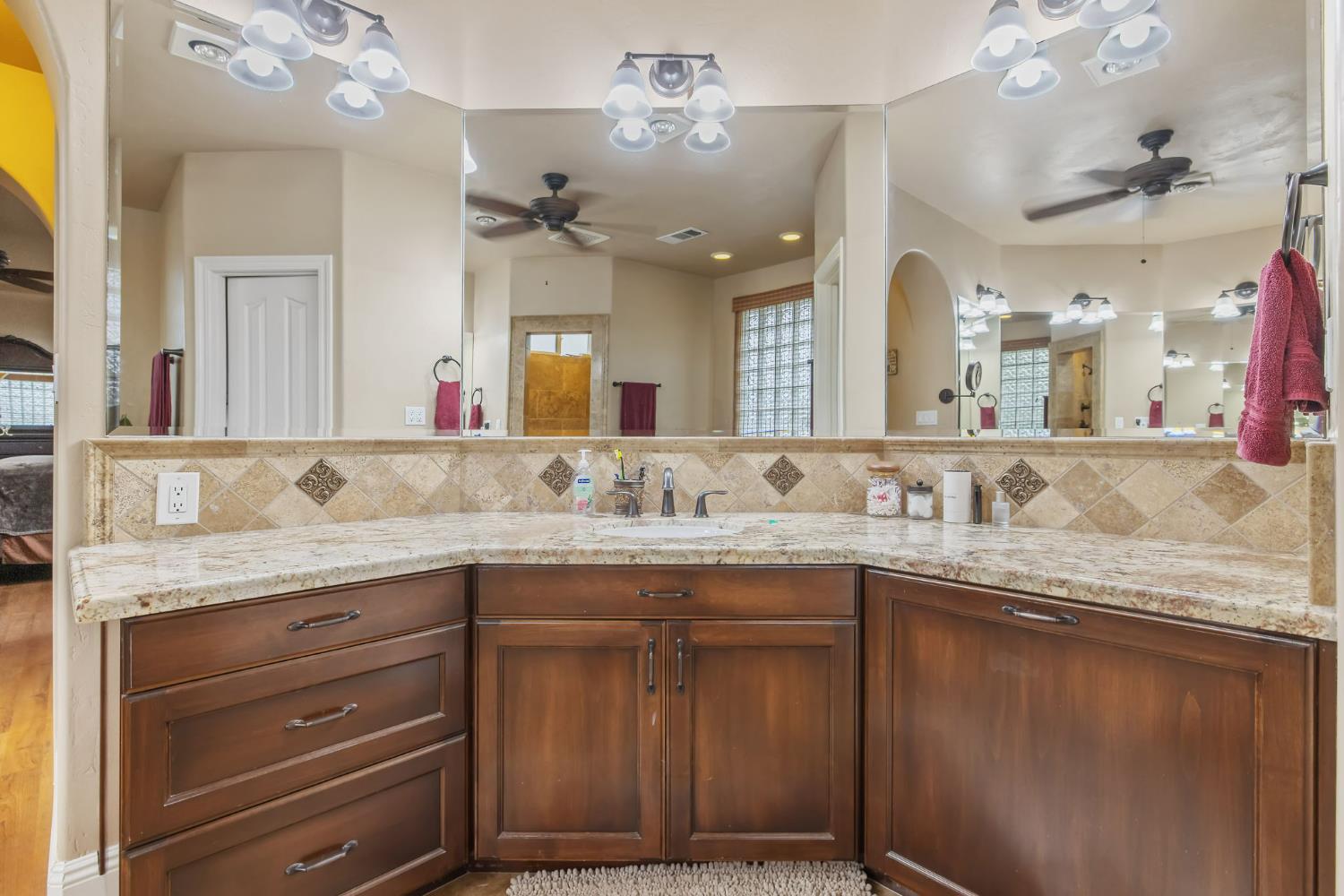 1928 S Shirk Rd, Visalia, CA 93277