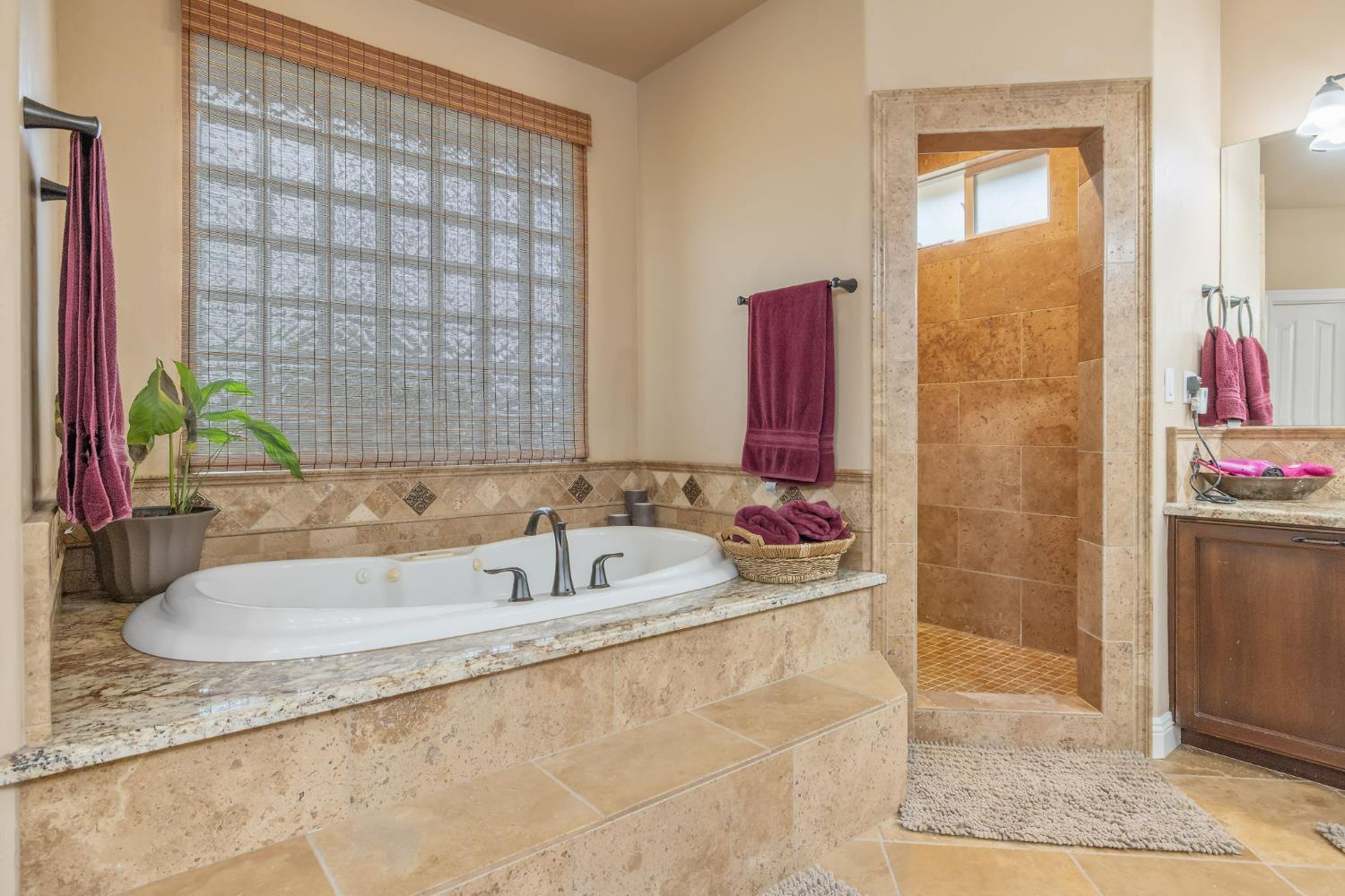 1928 S Shirk Rd, Visalia, CA 93277