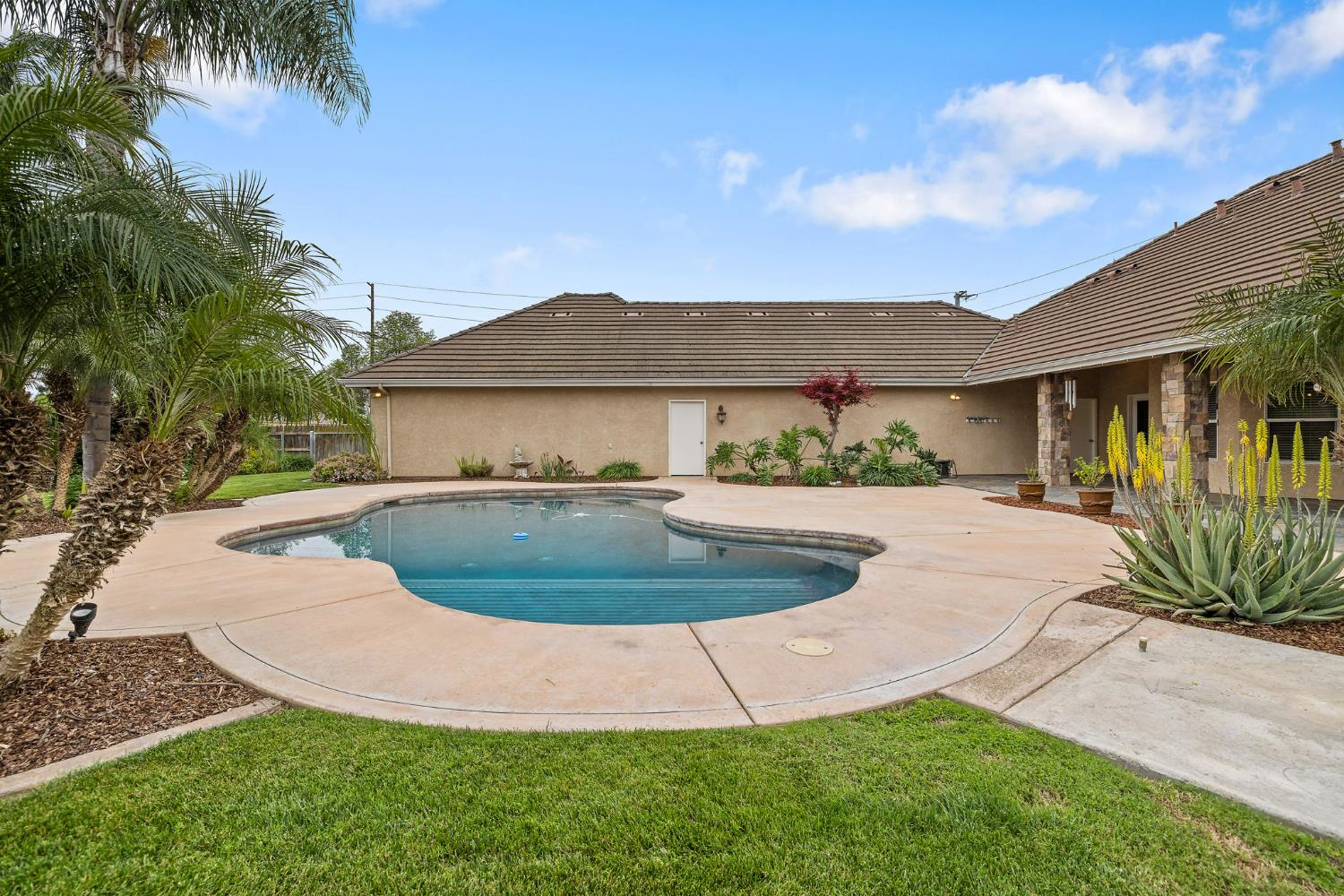 1928 S Shirk Rd, Visalia, CA 93277