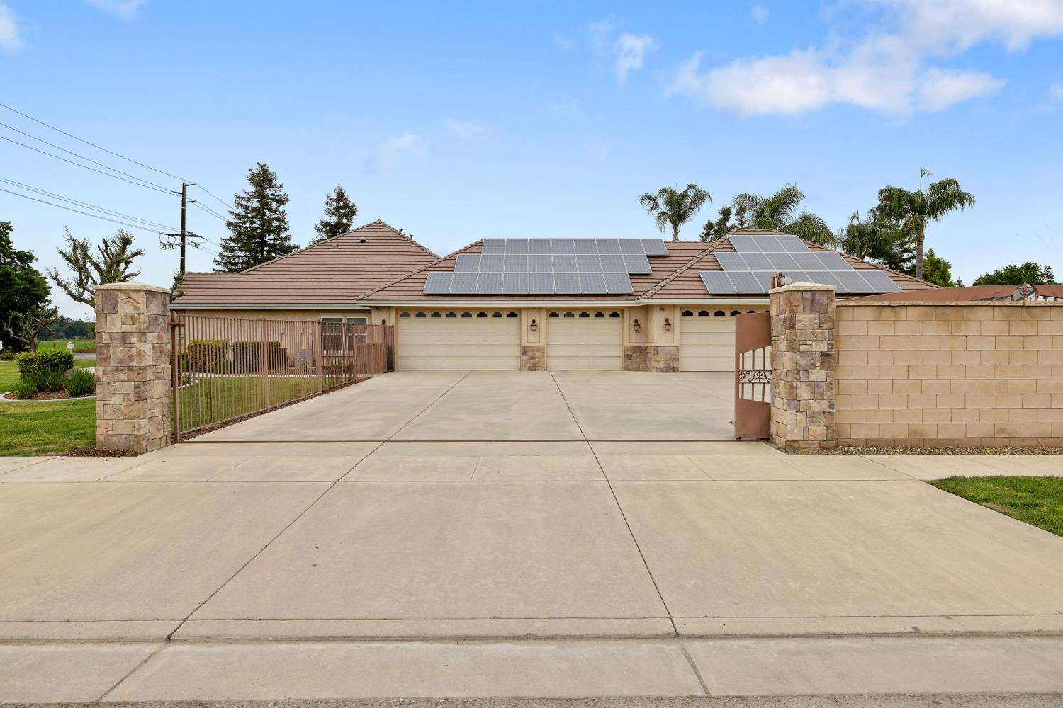 1928 S Shirk Rd, Visalia, CA 93277