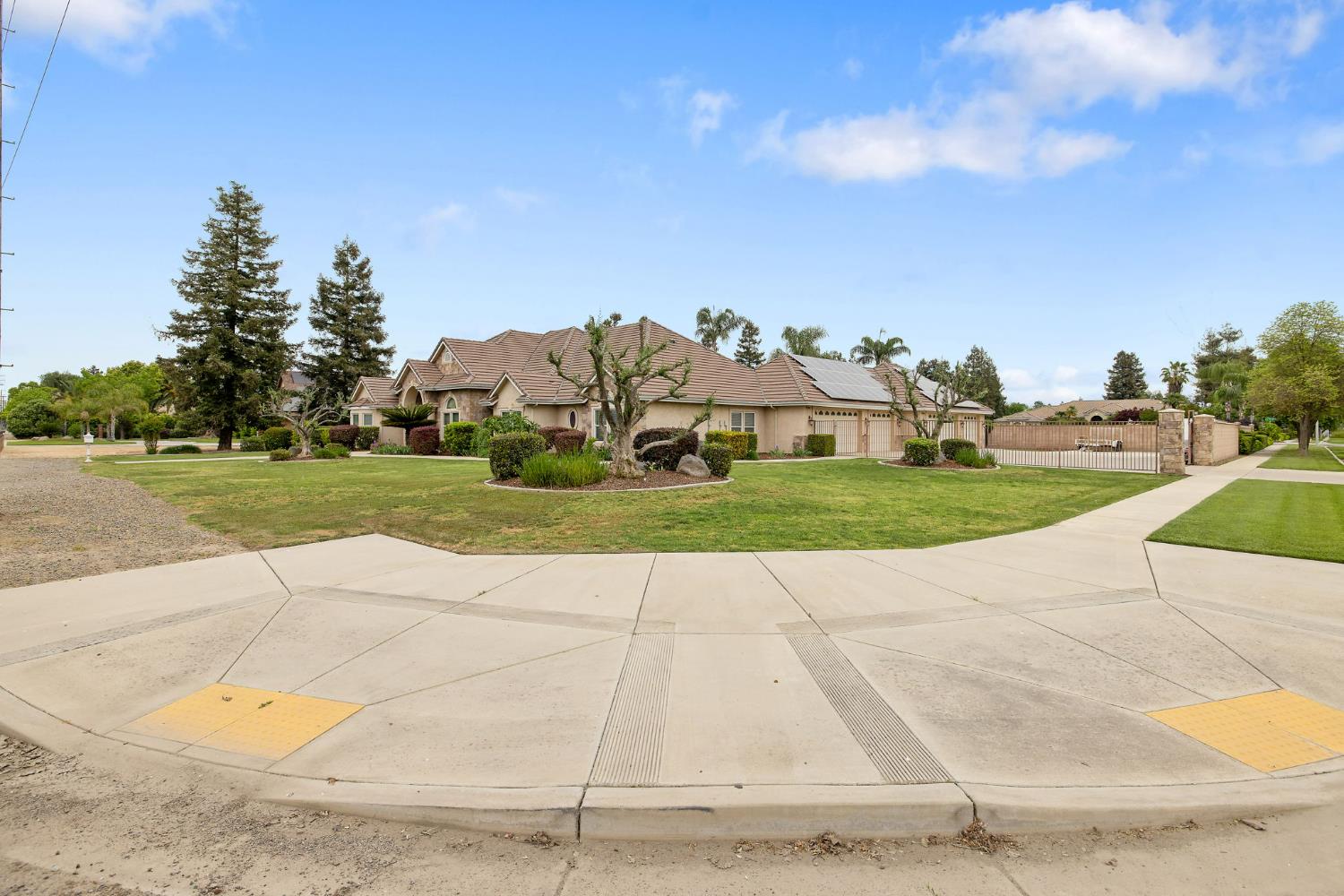 1928 S Shirk Rd, Visalia, CA 93277