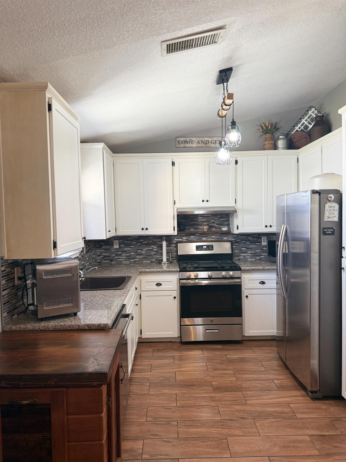 14312 W B St, Kerman, CA 93630