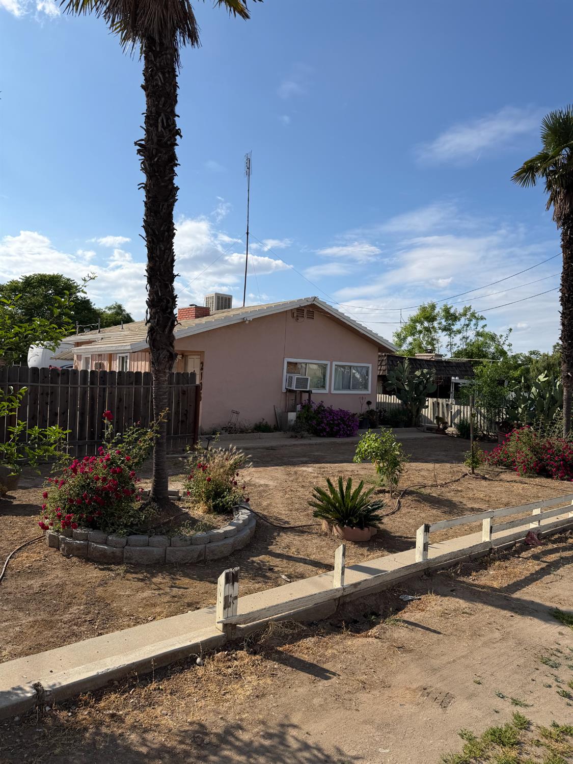 2108 W Dennett Ave, Fresno, CA 93728