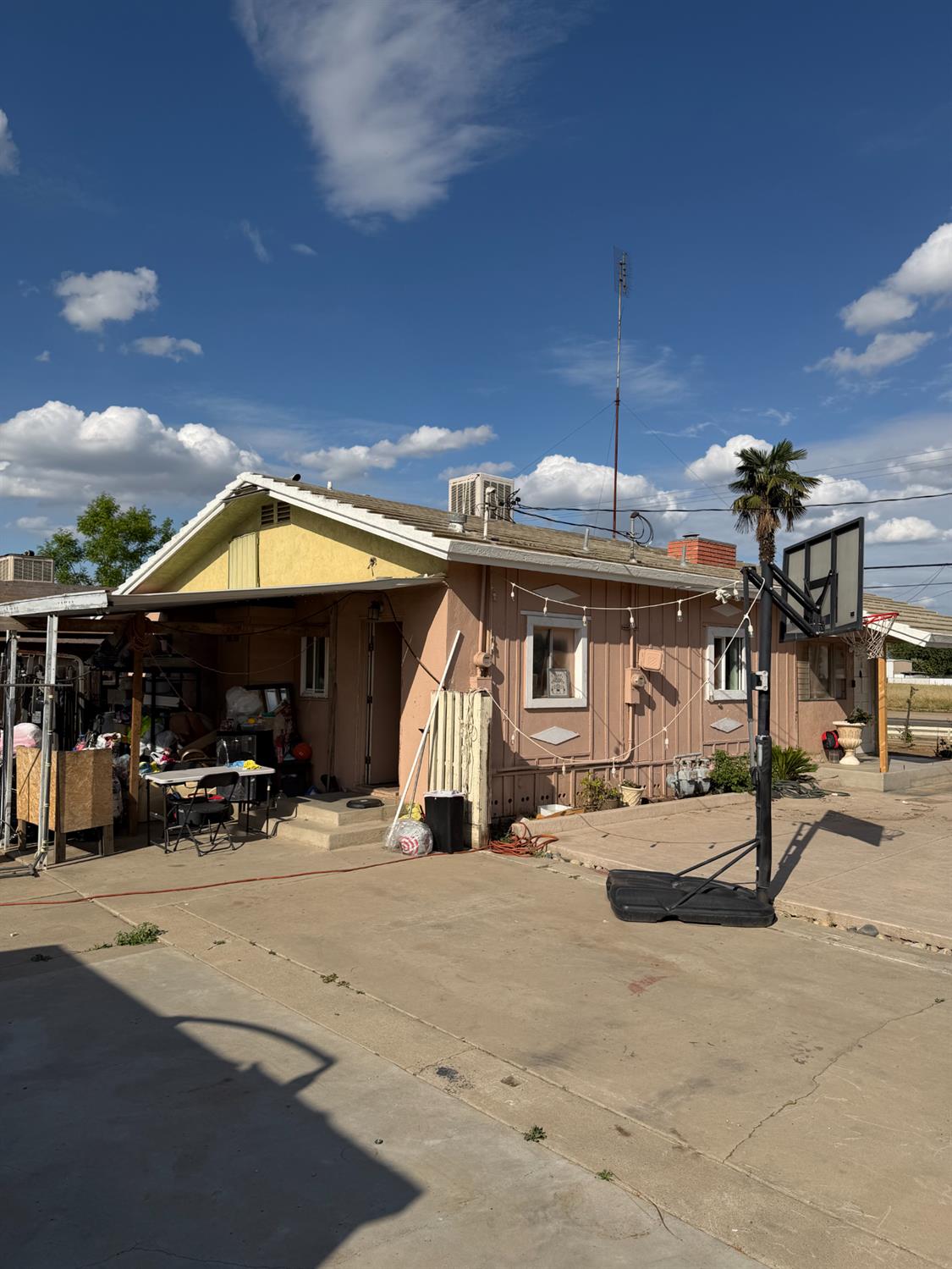 2108 W Dennett Ave, Fresno, CA 93728