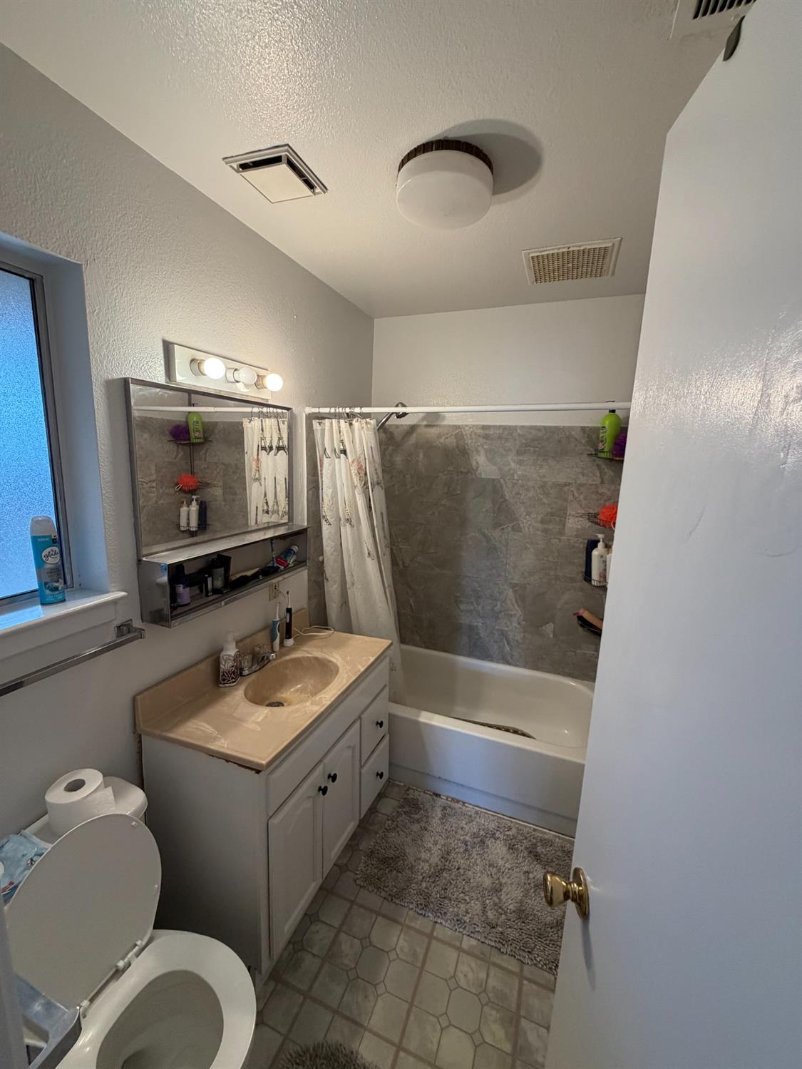 2108 W Dennett Ave, Fresno, CA 93728