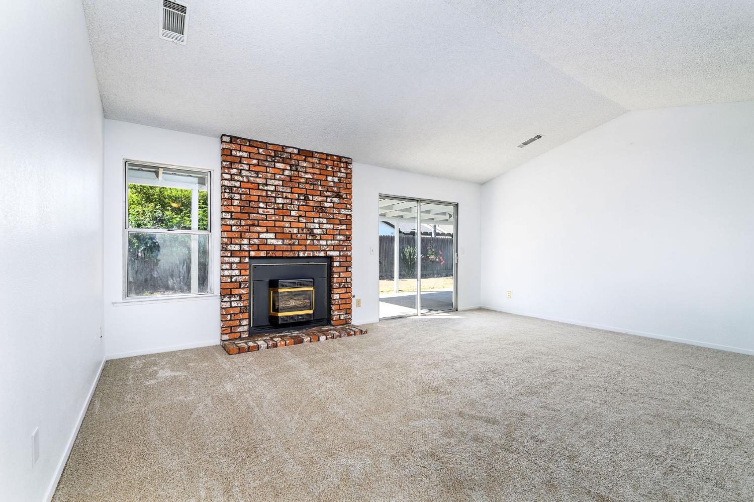 2129 Magnolia Ave, Sanger, CA 93657