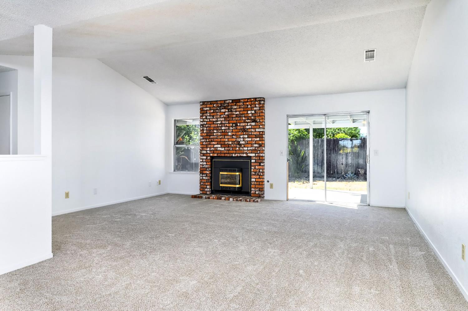 2129 Magnolia Ave, Sanger, CA 93657