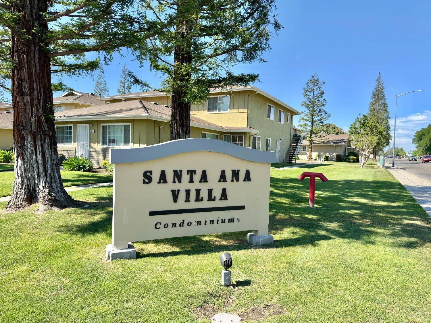 495 W Santa Ana Ave #4, Clovis, CA 93612
