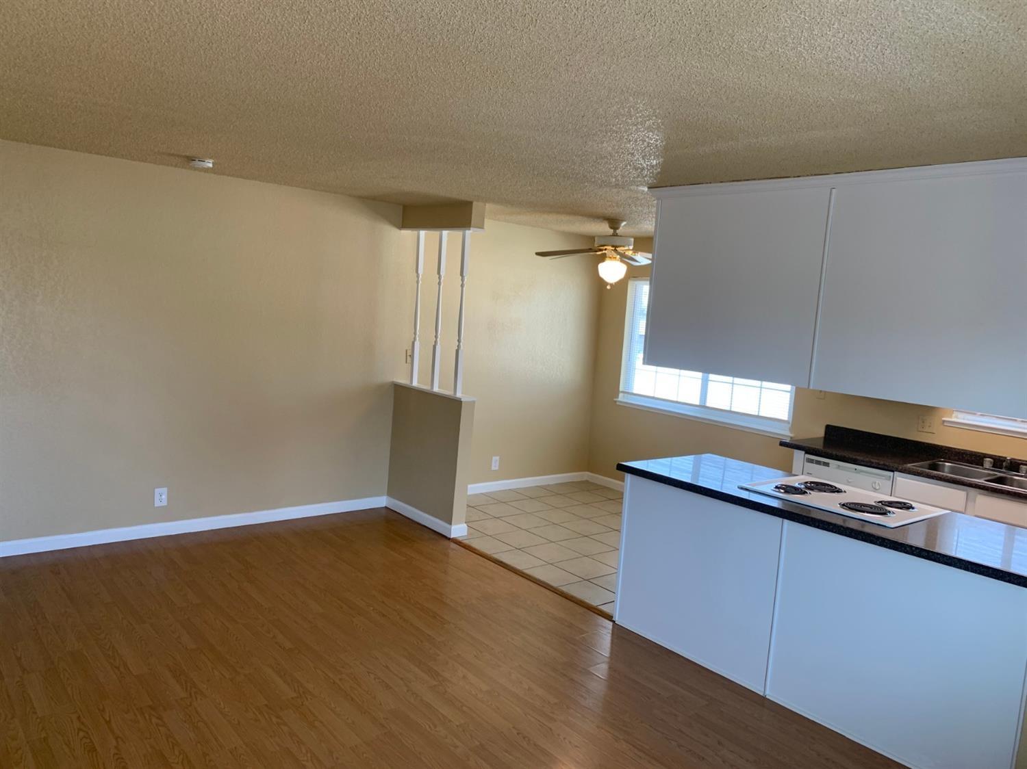 495 W Santa Ana Ave #4, Clovis, CA 93612