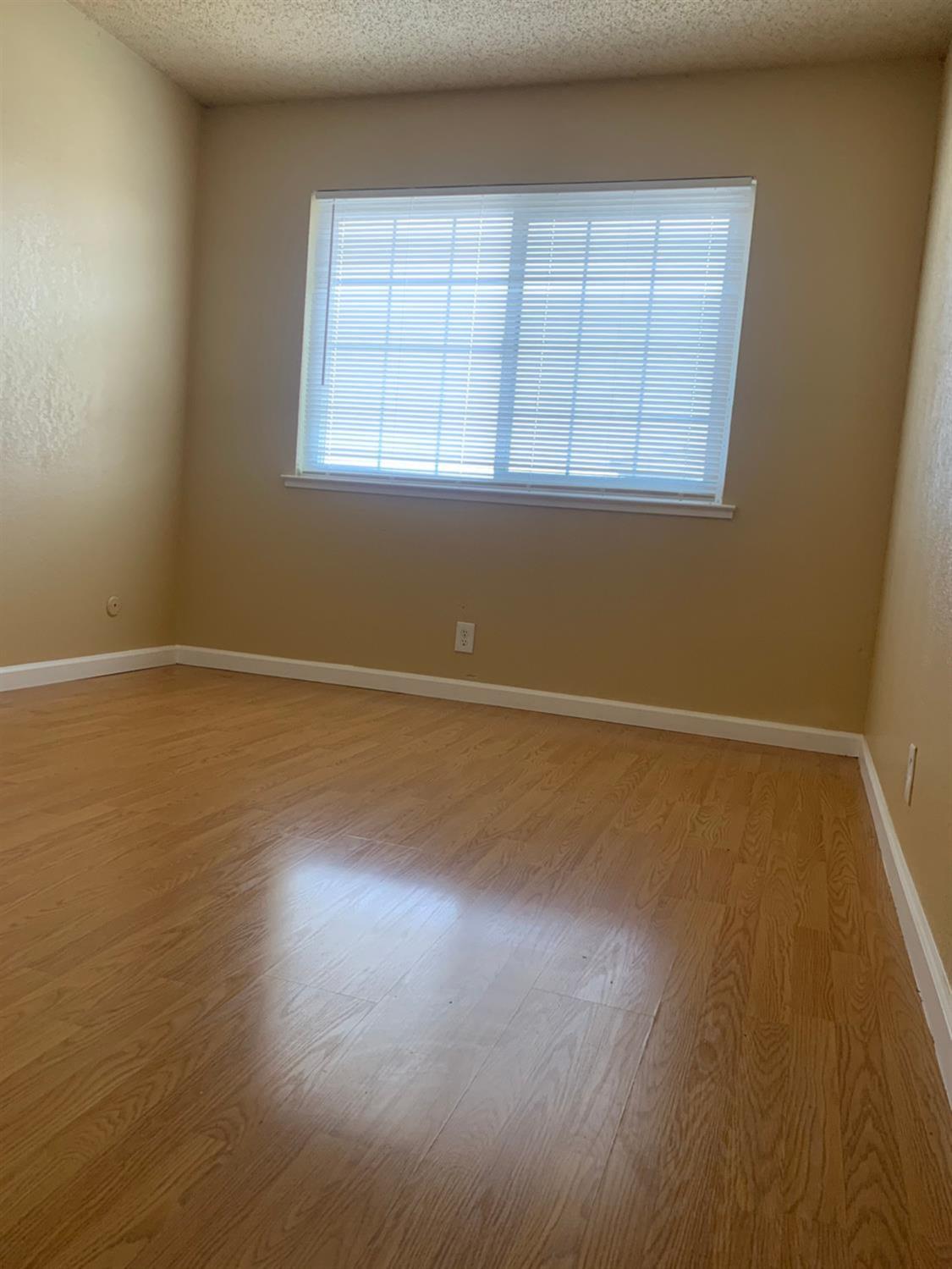495 W Santa Ana Ave #4, Clovis, CA 93612