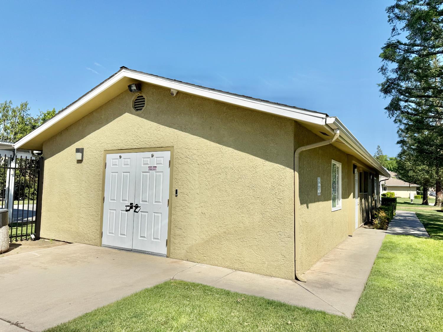 495 W Santa Ana Ave #4, Clovis, CA 93612