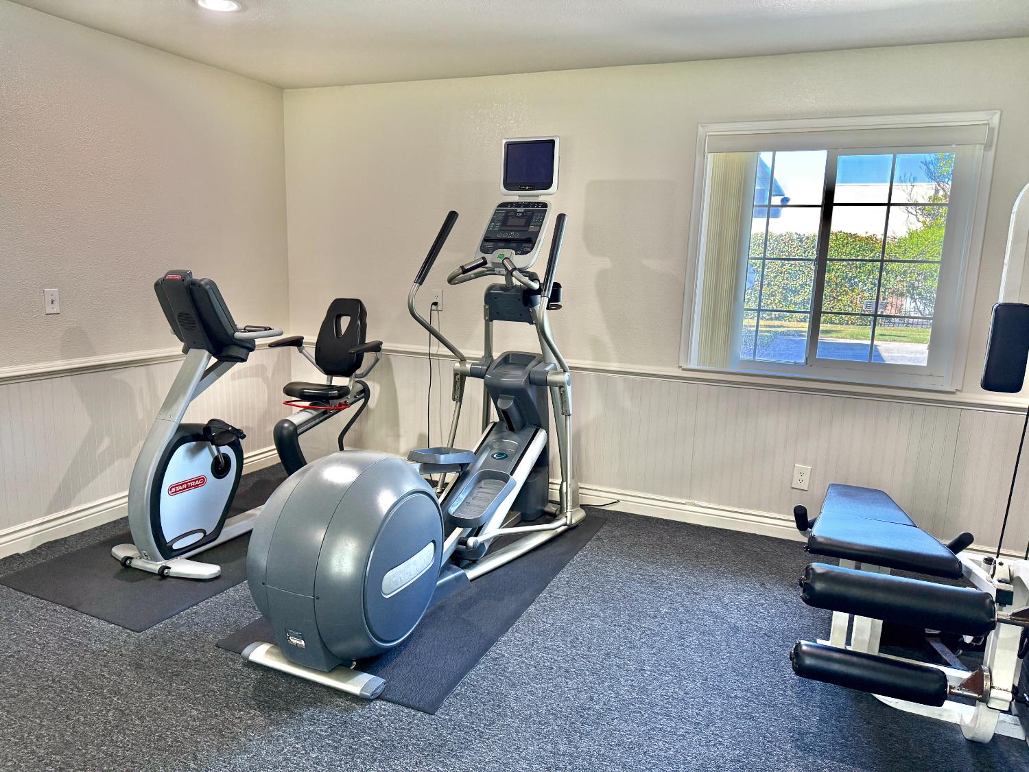 495 W Santa Ana Ave #4, Clovis, CA 93612