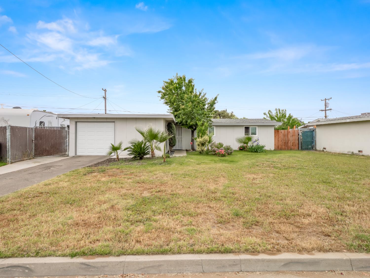 2564 Crescent Ave, Clovis, CA 93612