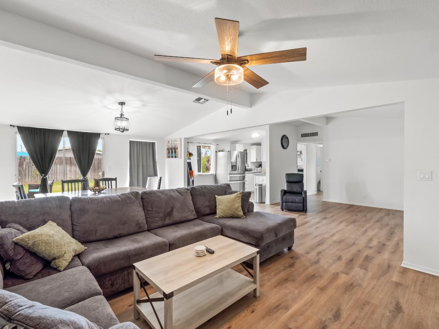 2564 Crescent Ave, Clovis, CA 93612