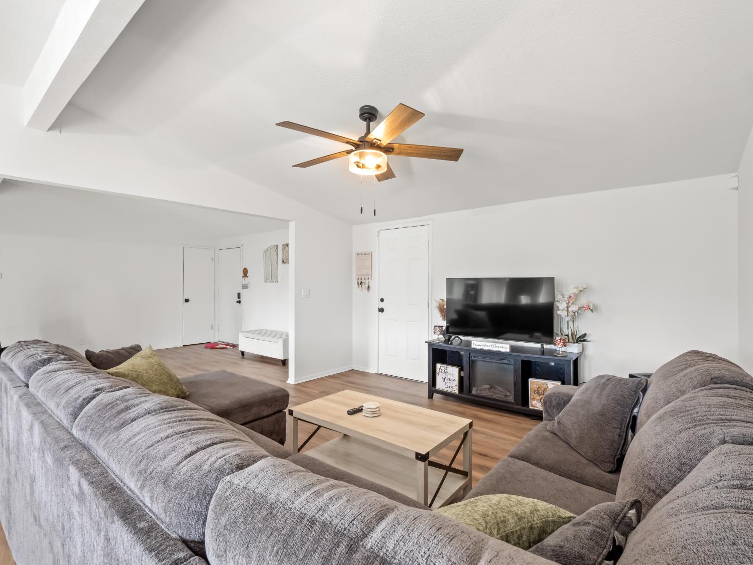 2564 Crescent Ave, Clovis, CA 93612