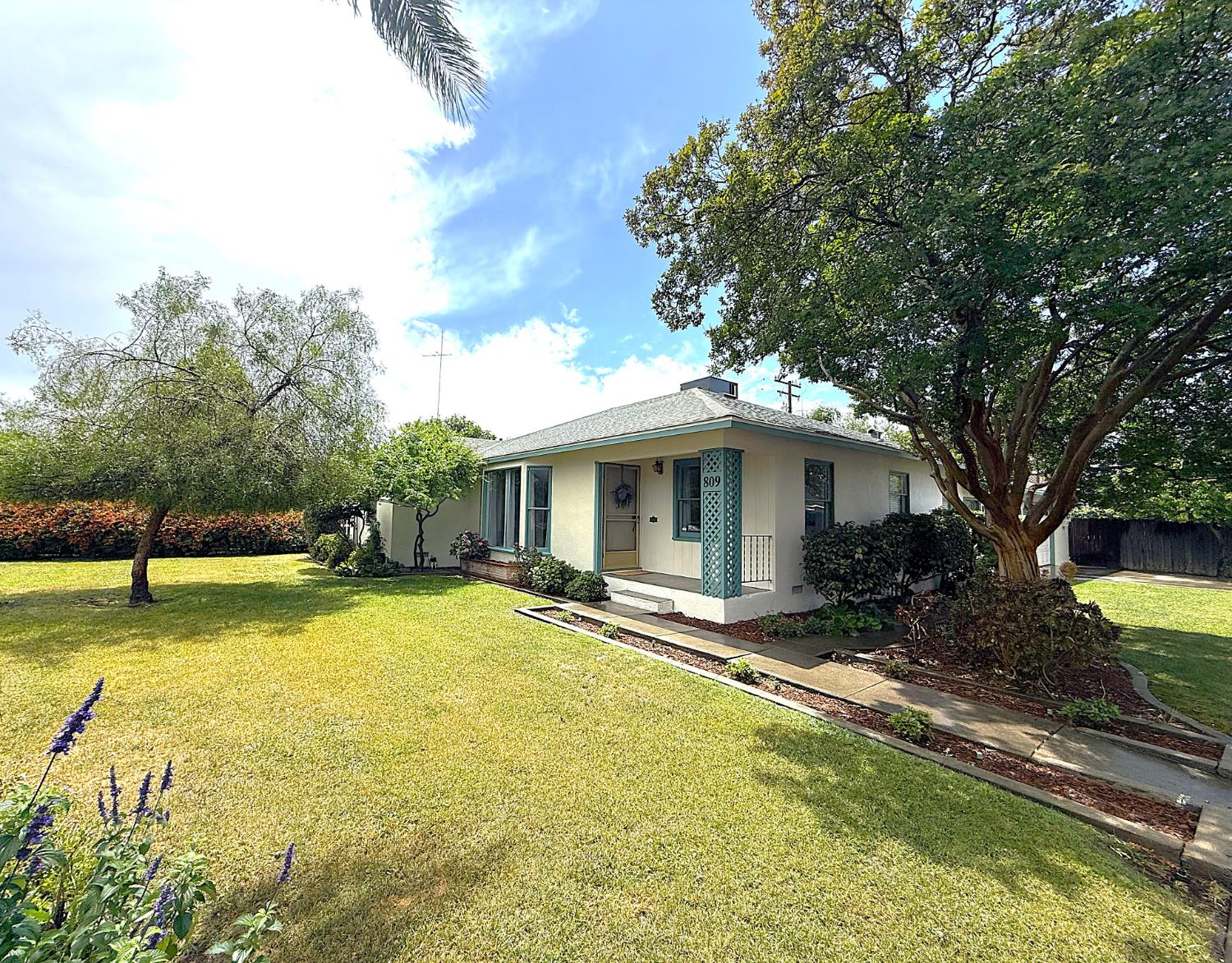 809 S Sowell, Visalia, CA 93277