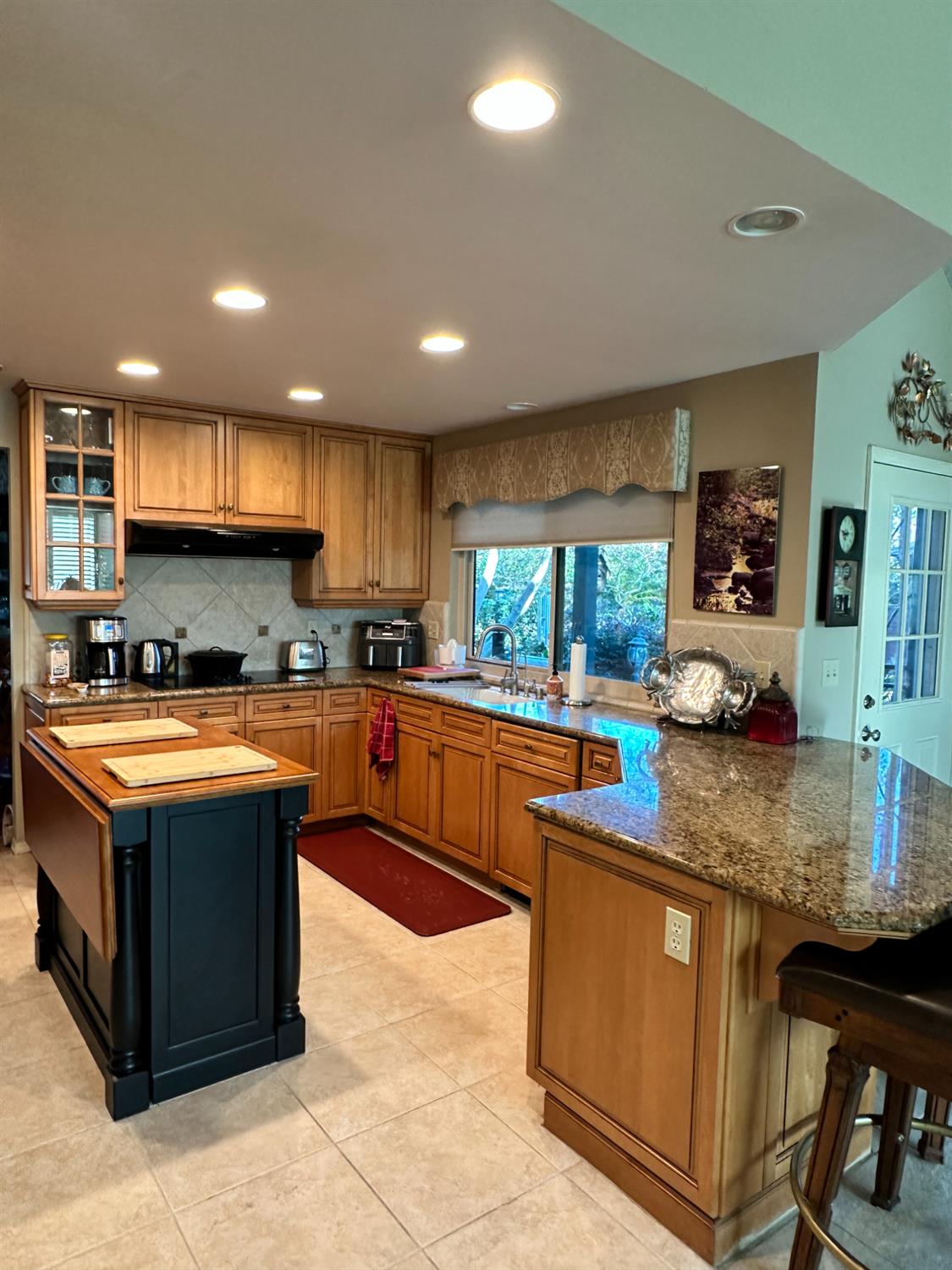 2555 W Bluff, Fresno, CA 93711