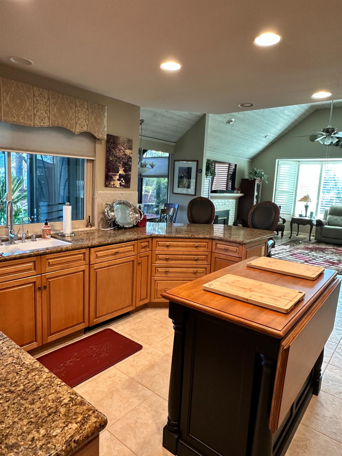 2555 W Bluff, Fresno, CA 93711