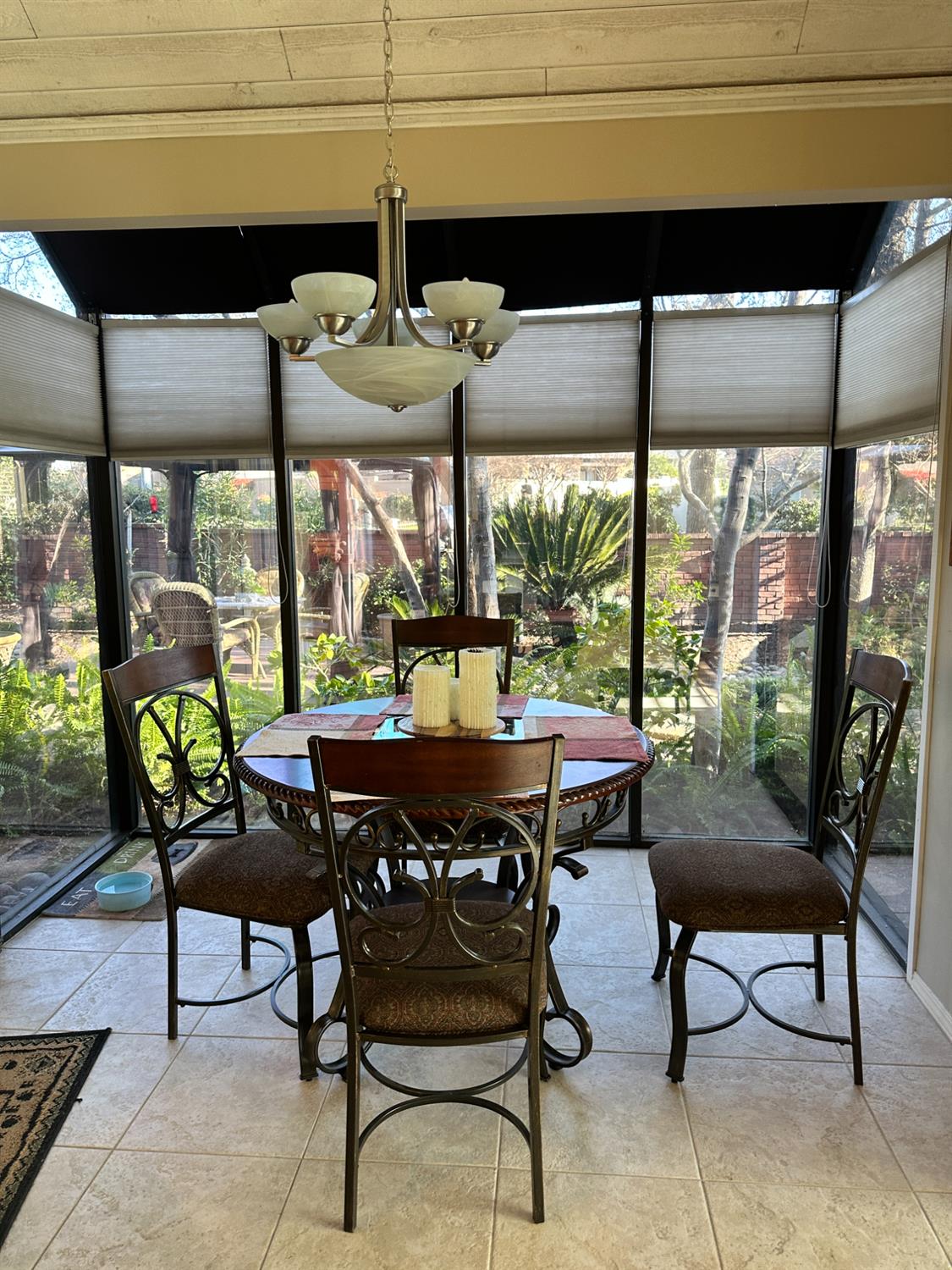 2555 W Bluff, Fresno, CA 93711