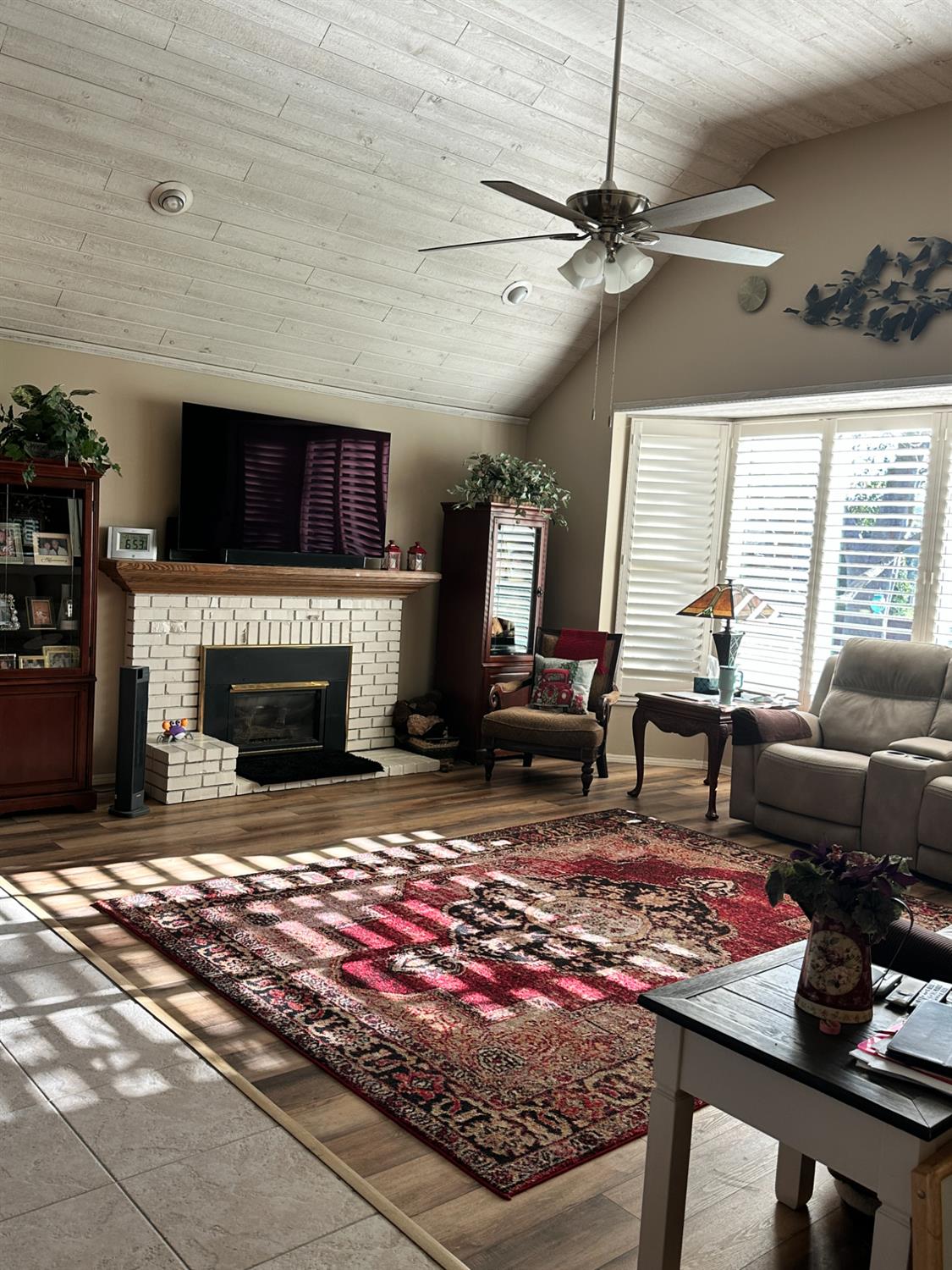 2555 W Bluff, Fresno, CA 93711