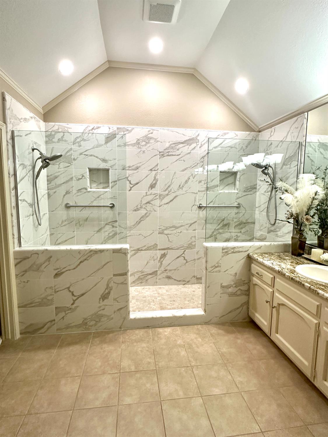 2555 W Bluff, Fresno, CA 93711