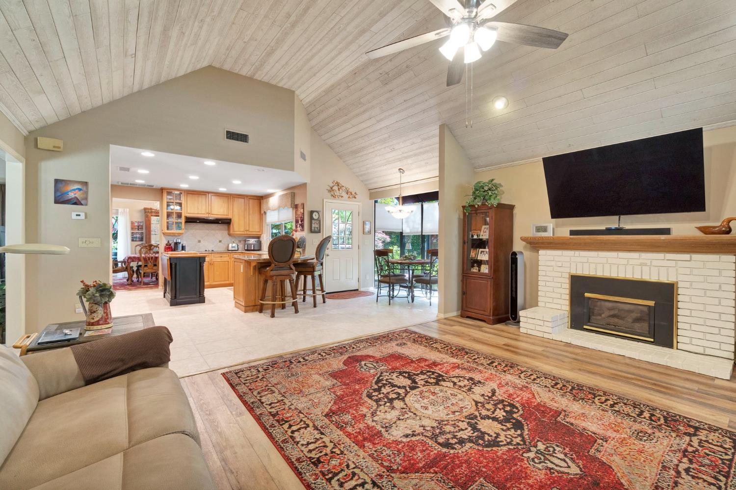 2555 W Bluff Ave #155, Fresno, CA 93711