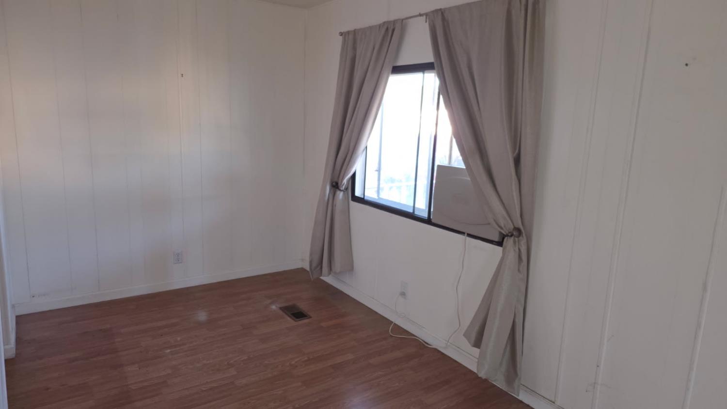 1724 Minnewawa Ave #109, Clovis, CA 93612