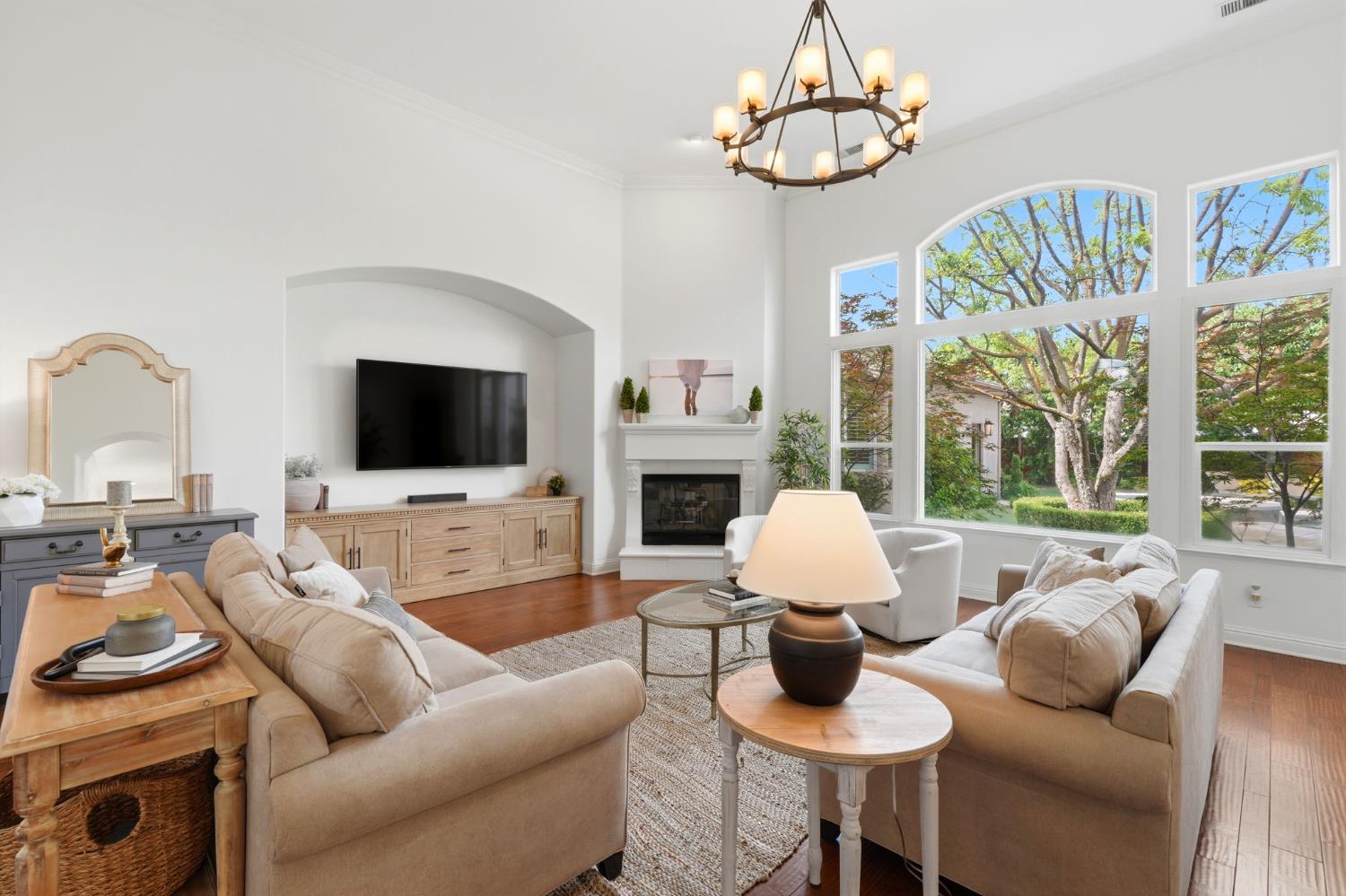 649 W Enterprise Ave, Clovis, CA 93619