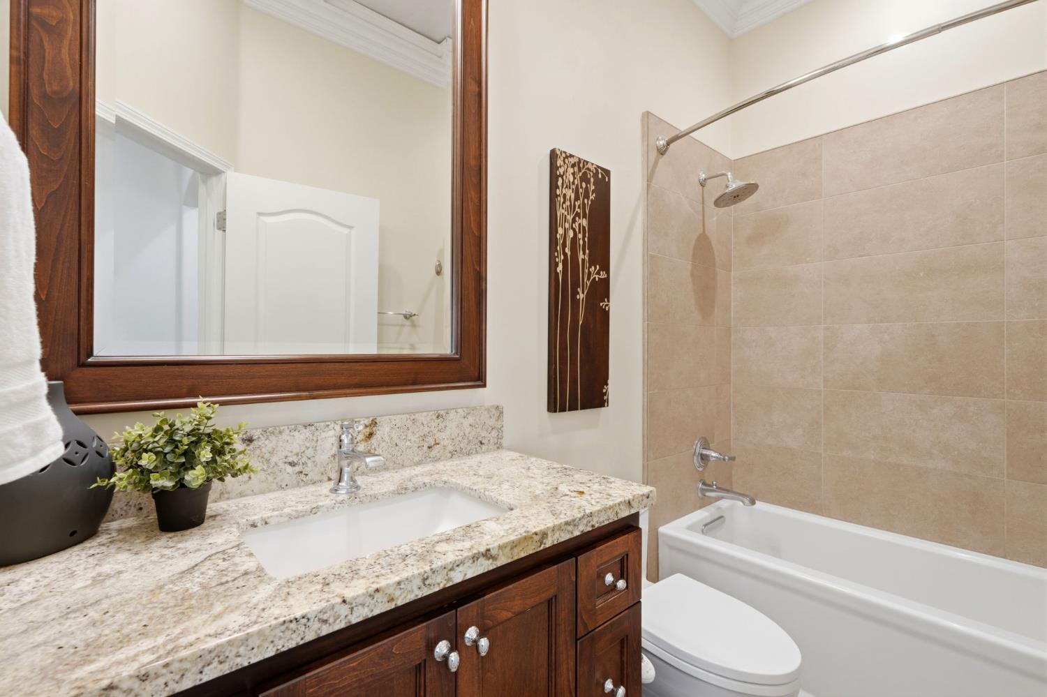 649 W Enterprise Ave, Clovis, CA 93619