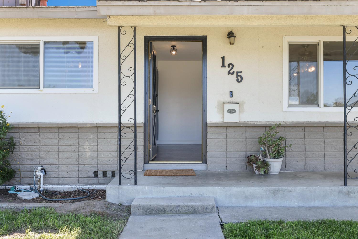 125 E Deodar Ln, Lemoore, CA 93245