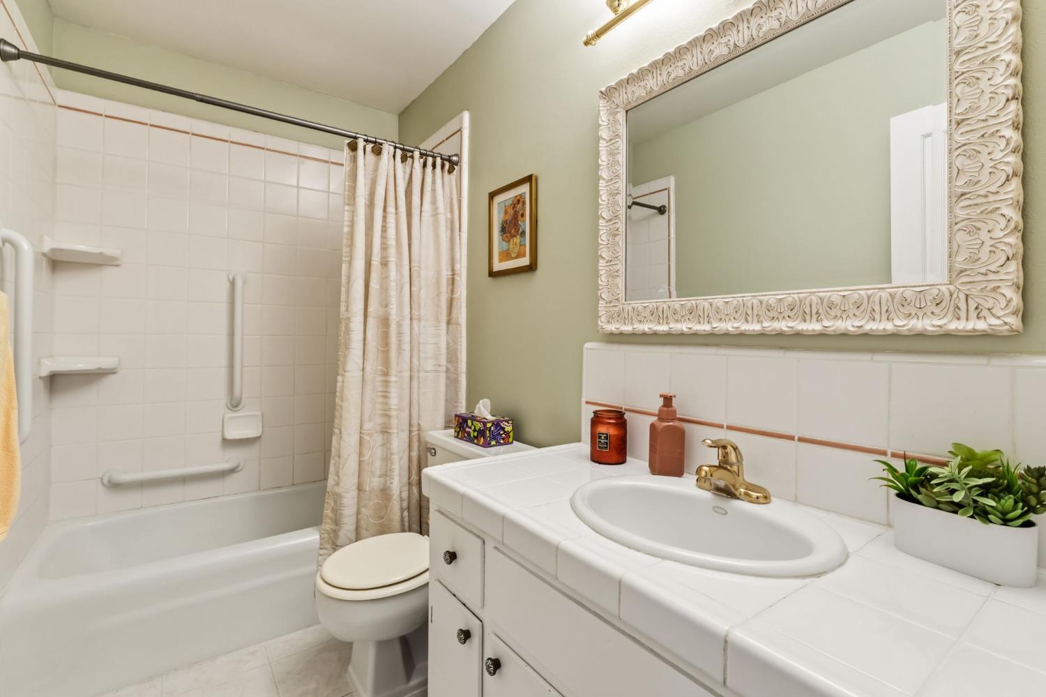 5090 N College Ave #108, Fresno, CA 93704