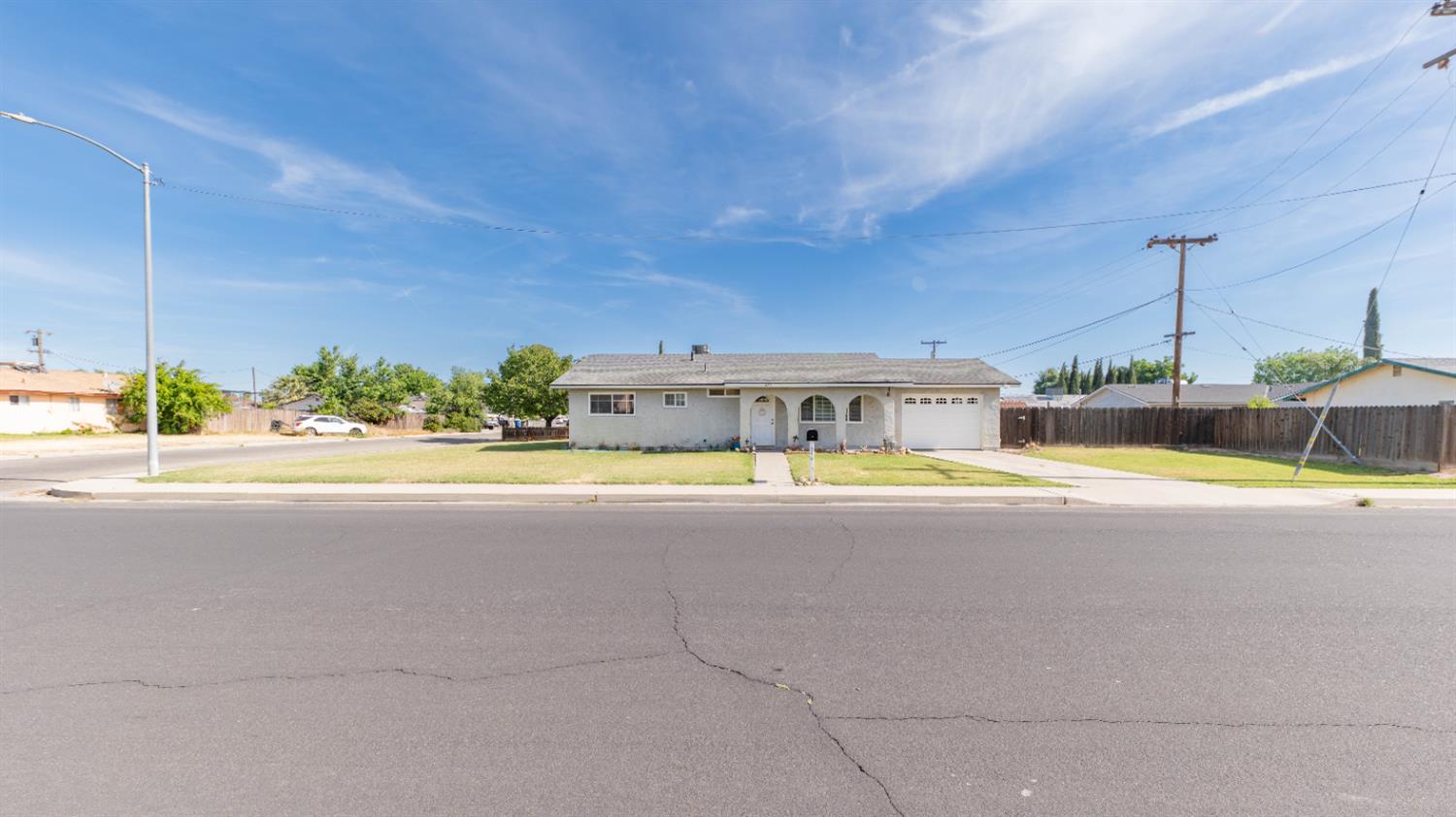 876 Daphne Ln, Lemoore, CA 93245