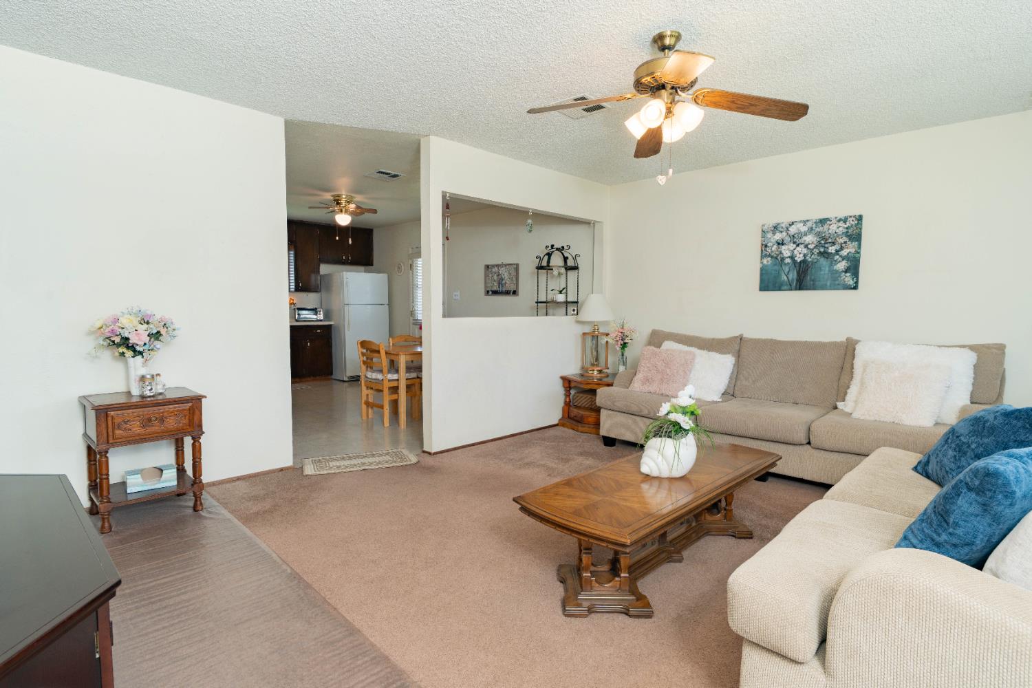 876 Daphne Ln, Lemoore, CA 93245