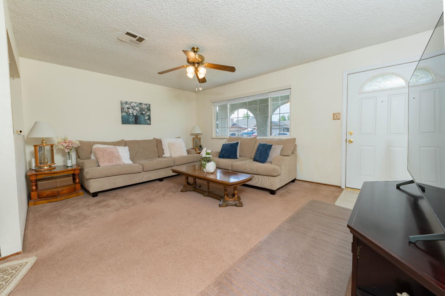 876 Daphne Ln, Lemoore, CA 93245