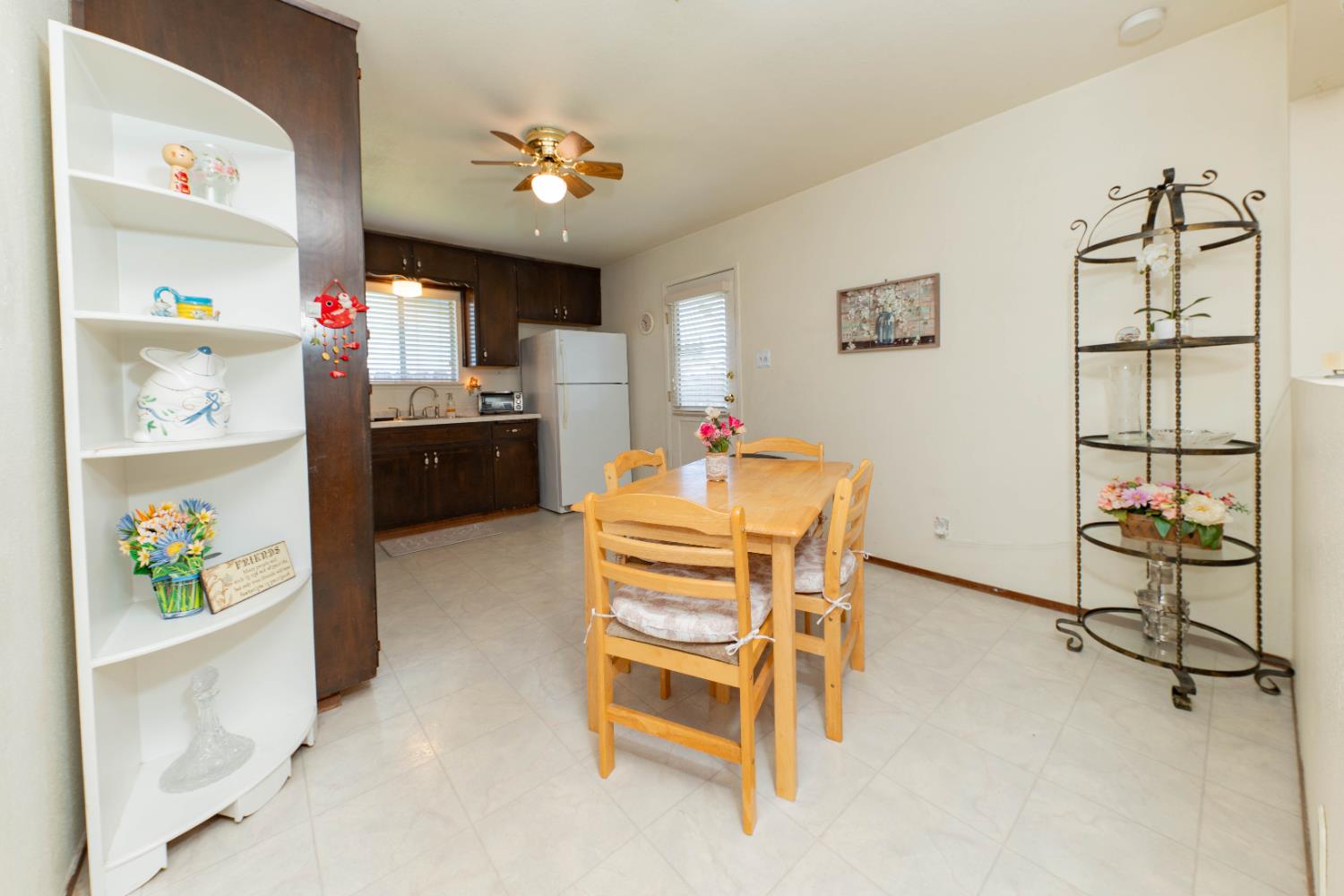 876 Daphne Ln, Lemoore, CA 93245