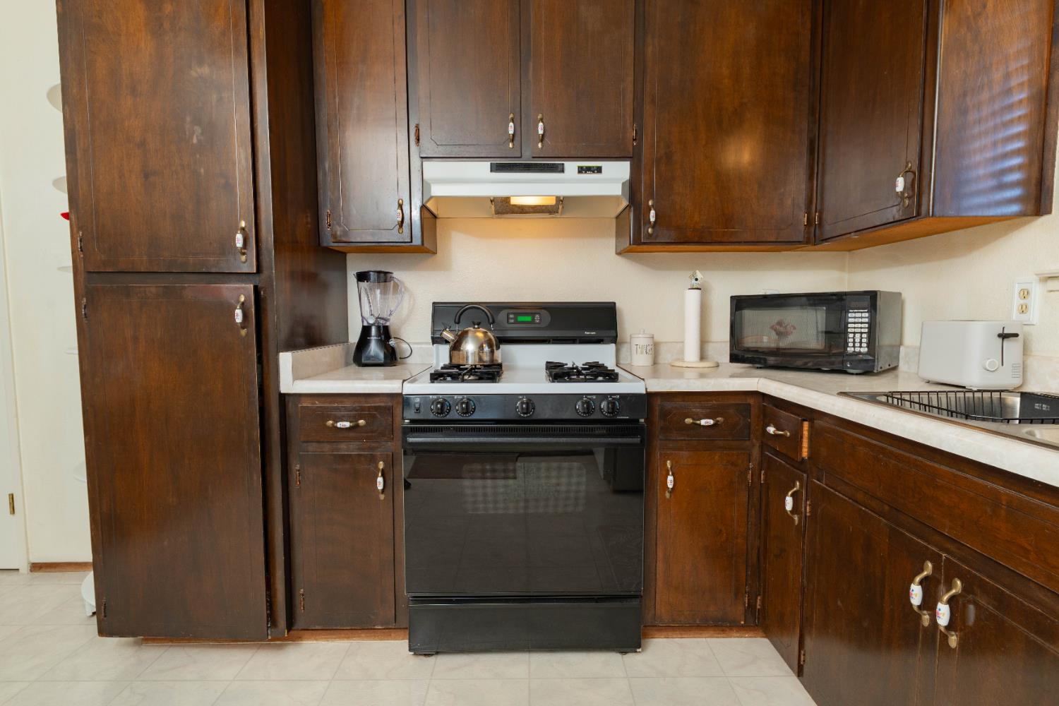 876 Daphne Ln, Lemoore, CA 93245