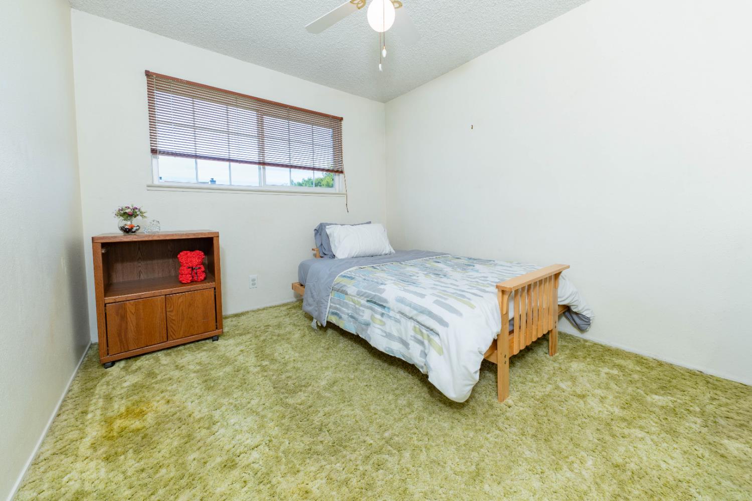 876 Daphne Ln, Lemoore, CA 93245