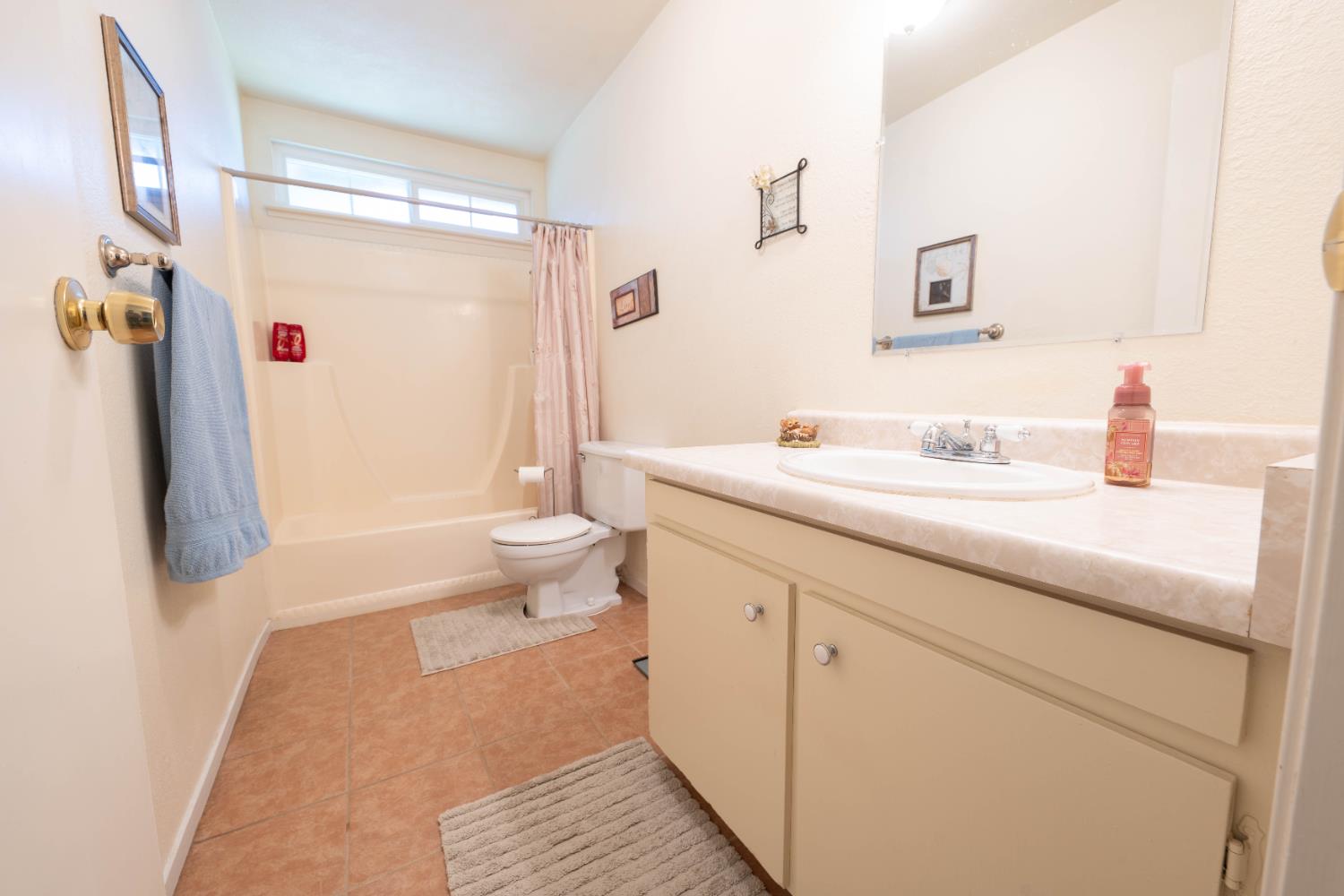 876 Daphne Ln, Lemoore, CA 93245