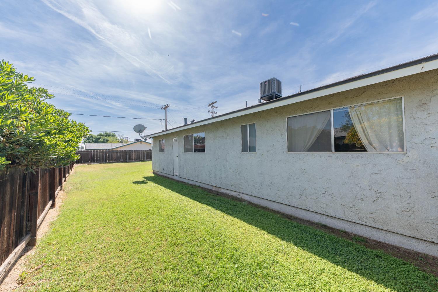 876 Daphne Ln, Lemoore, CA 93245