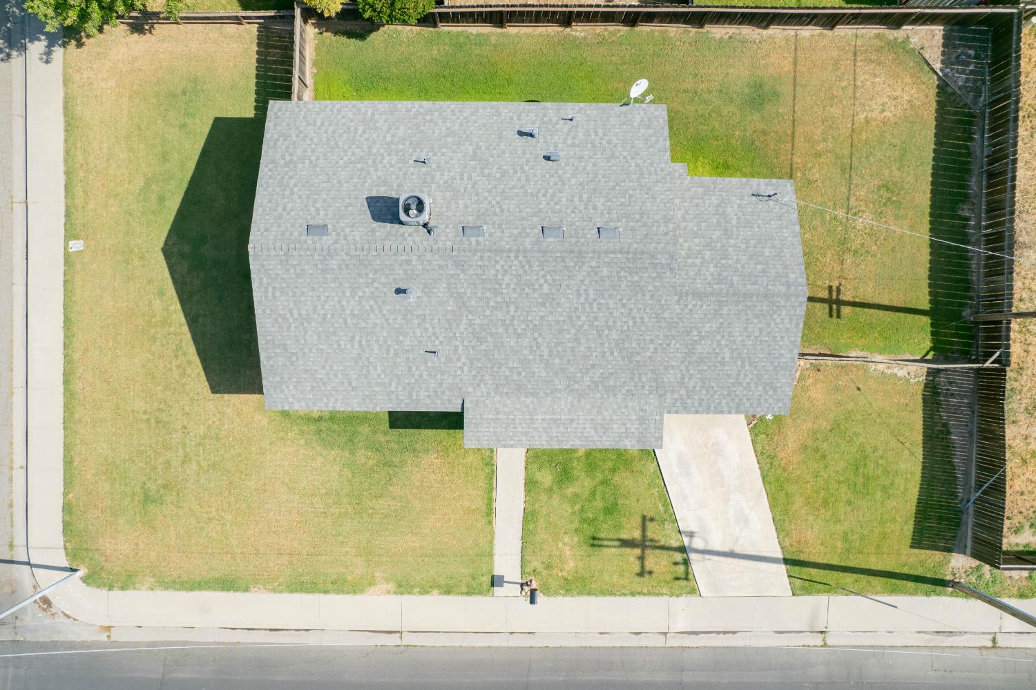 876 Daphne Ln, Lemoore, CA 93245