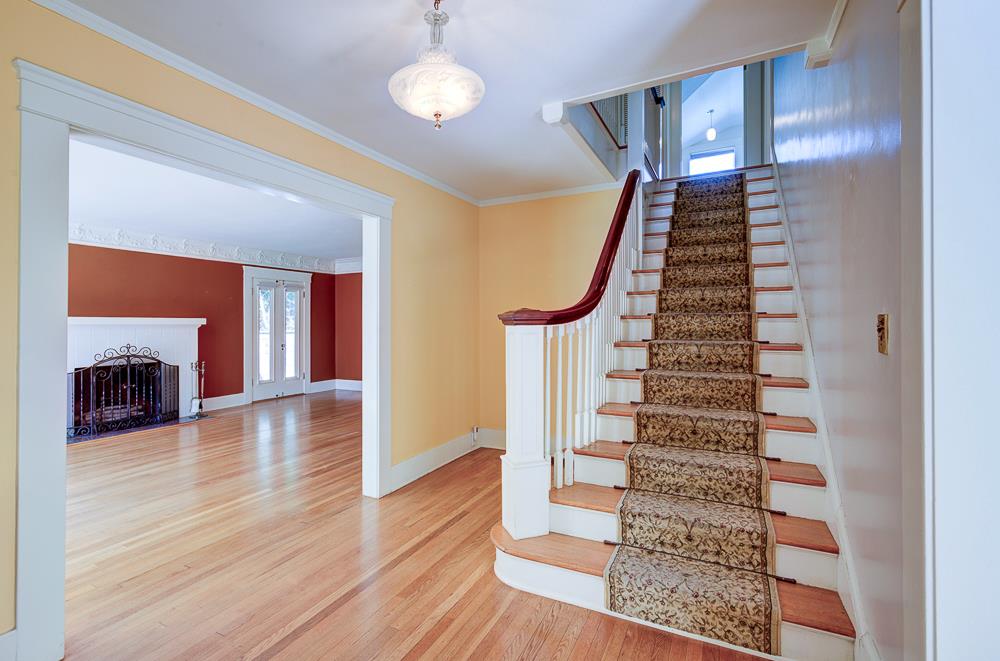 933 E Cambridge Ave, Fresno, CA 93704