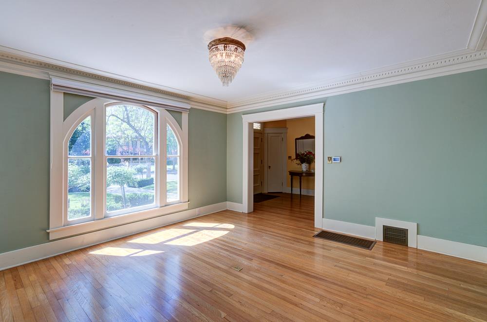 933 E Cambridge Ave, Fresno, CA 93704