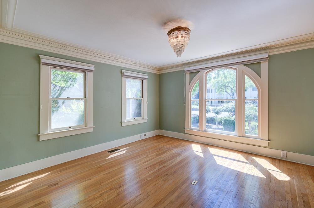 933 E Cambridge Ave, Fresno, CA 93704