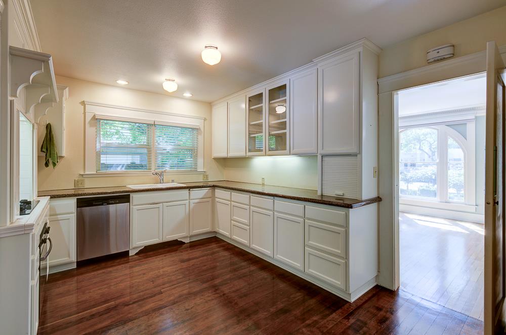 933 E Cambridge Ave, Fresno, CA 93704