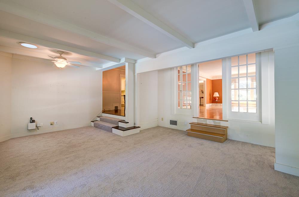 933 E Cambridge Ave, Fresno, CA 93704