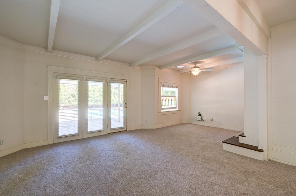 933 E Cambridge Ave, Fresno, CA 93704